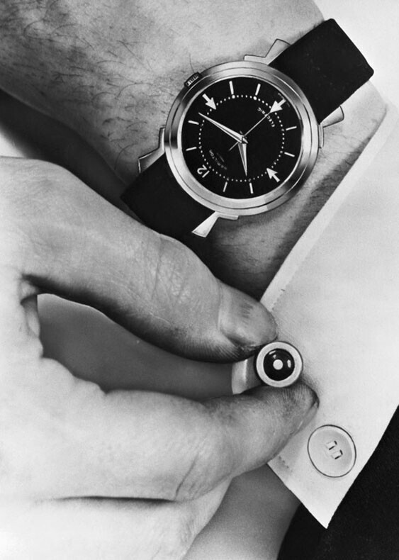 Первые наручные электрические часы Hamilton Electric. Компания Hamilton работала над созданием часов около десяти лет. 1957 год