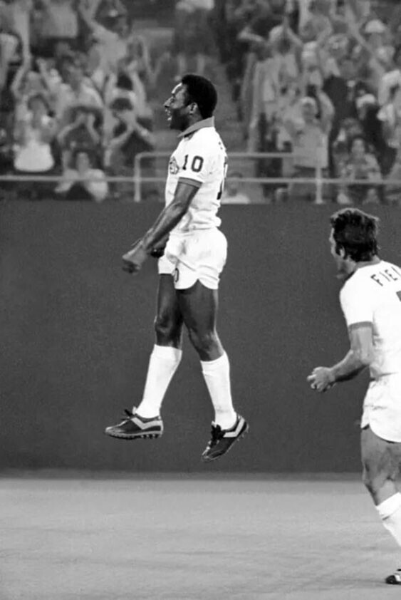 Пеле радуется забитому мячу. 31 июля 1977 год
