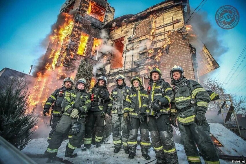 Сегодня в Люберцах в СНТ Ручеёк горел трехэтажный дачный домик