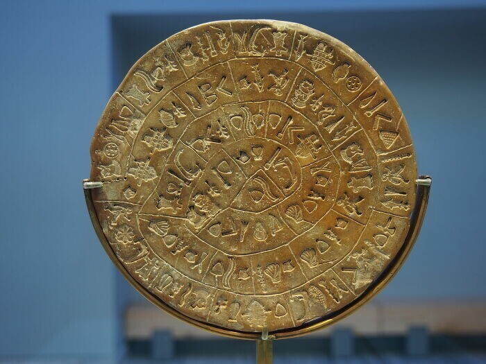 25. Фестский диск (1850 г. до н.э. - 1400 г. до н.э.)
