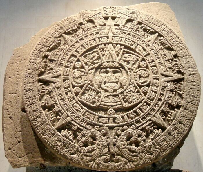 7. Солнечный камень ацтеков (15 век нашей эры)