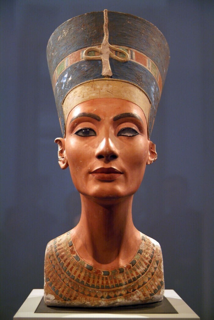 3. Бюст Нефертити (1345 г. до н.э.)