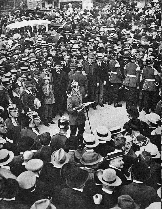 Берлинская толпа слушает, как немецкий офицер зачитывает приказ кайзера о мобилизации, 1 августа 1914 года