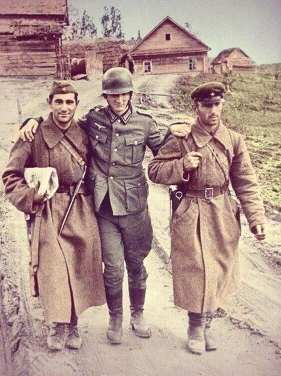Двое советских военнослужащих ведут пленного раненого немецкого унтер-офицера. 8 сентября 1941 года, село Витовка