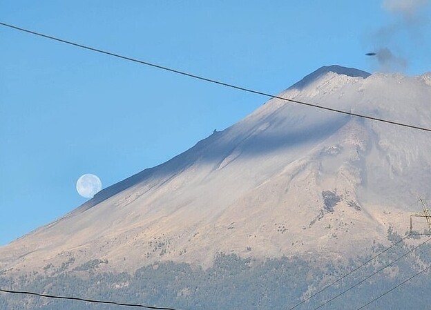 В Мексике заметили неопознанный объект прямо над вулканом Попокатепетль