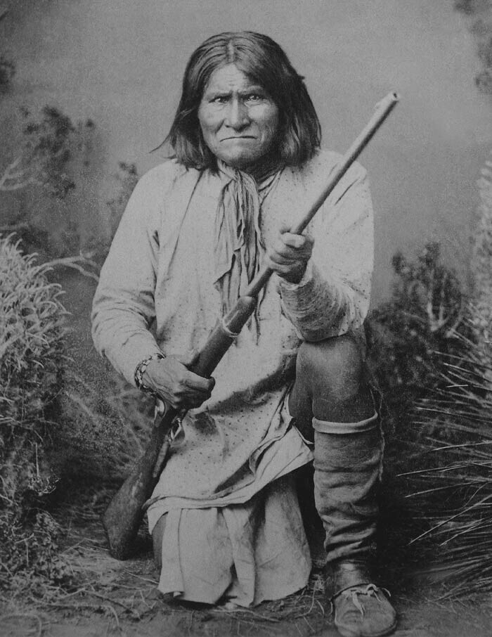 Джеронимо - индейский военный предводитель апачей. Он на протяжении 25 лет был лидером борьбы против вторжения США на территории своего племени. Был вынужден сдаться в 1886 году