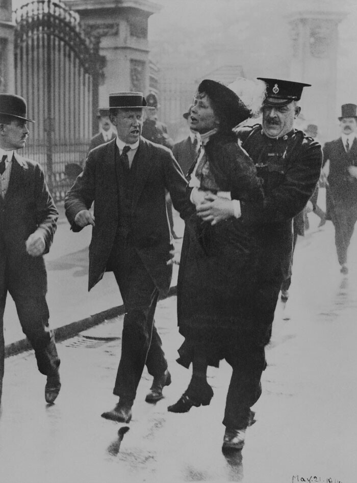 Британскую политическую активистку Эммелин Панкхёрст (1858-1928) арестовывают за протесты. Она была лидером движения суфражисток, и сыграла важную роль в борьбе за избирательные права женщин