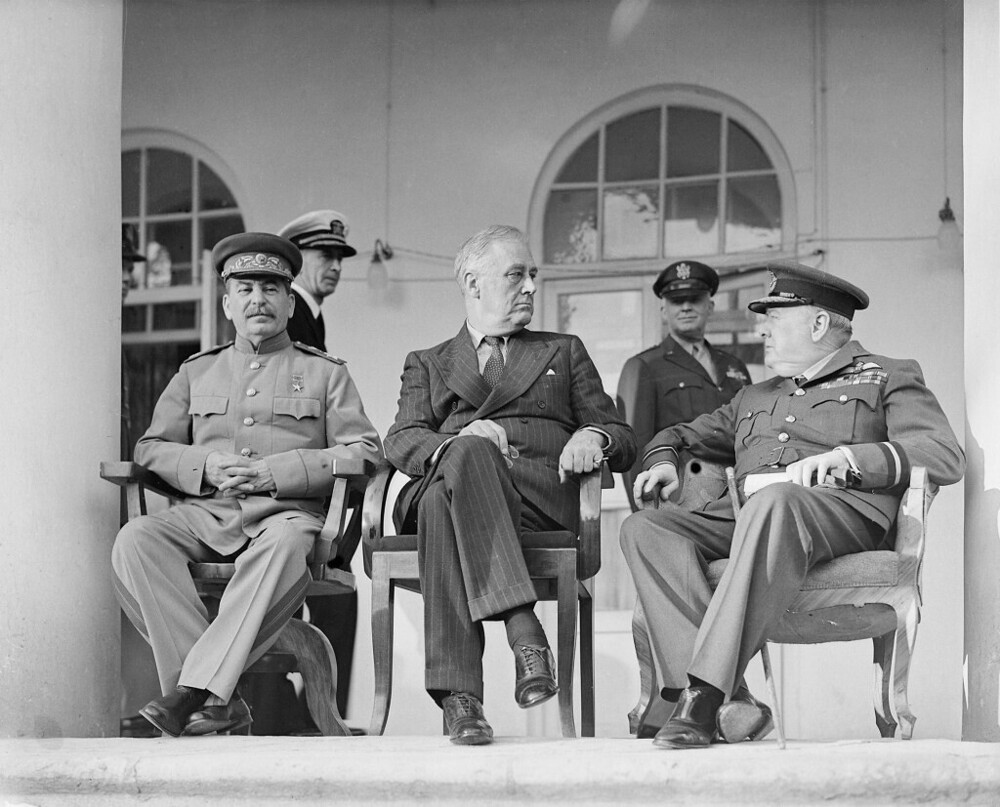 Иосиф Сталин, Франклин Д. Рузвельт и Уинстон Черчилль на Тегеранской конференции, 1943 год