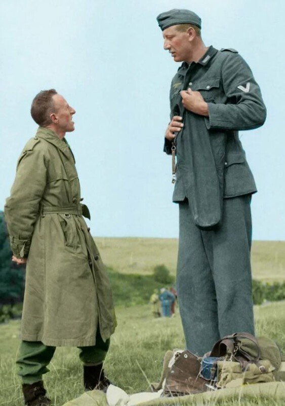 Немецкий солдат ростом 221 см общается с американским капралом ростом 160 сантиметров. Звали его Якоб Накен и он считался самым высоким пехотинцем Германской армии