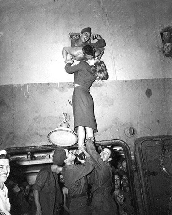 Моряки помогают девушке попрощаться в возлюбленным. Иногда всем нужна такая поддержка, 1945 год