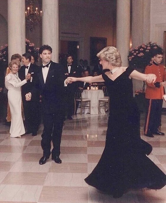 Принцесса Диана танцует с Джоном Траволтой на ужине в Белом доме, 1985 год