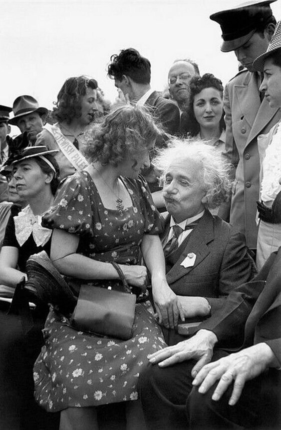 Близкие знакомые Альберта Эйнштейна описывали его как человека общительного, дружелюбного и жизнерадостного. 1939 год