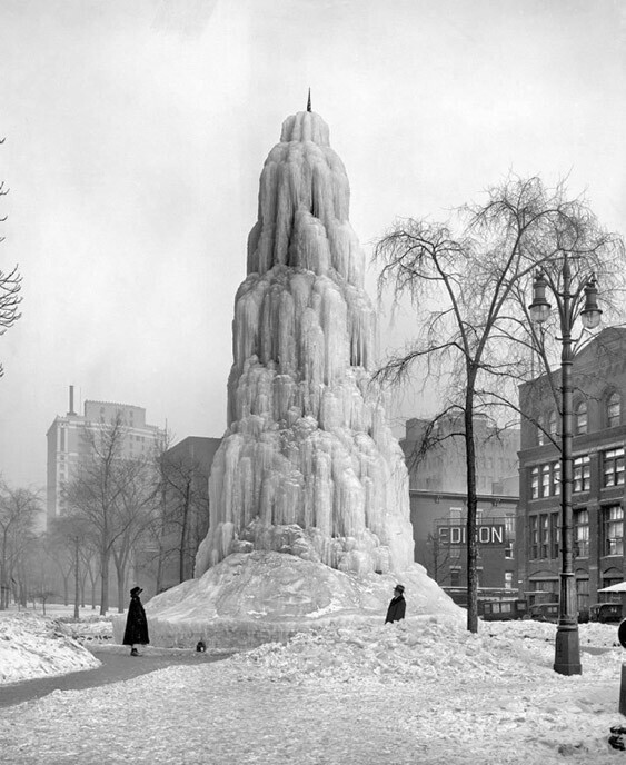 Символом суровой зимы стал Ледяной фонтан на бульваре Вашингтона. Детройт, 1917 год