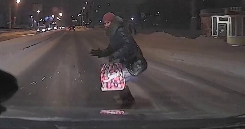 Ушла в себя: гнавшая на «красный» автомобилистка сбила пешехода