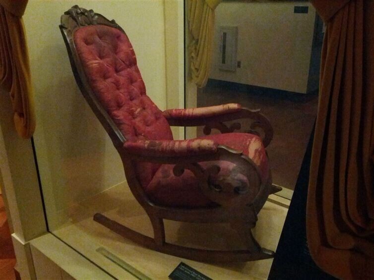 2. Кресло, в котором был застрелен Авраам Линкольн