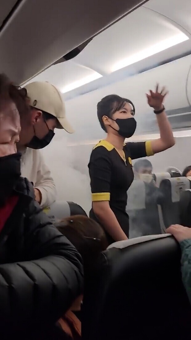 В самолёте, вылетавшем из Тайваня в Сингапур, в руках у пассажира загорелся пауэрбанк