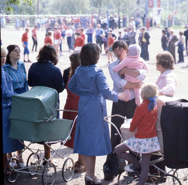 Молодые родители на праздновании Дня моряка. Петропавловск-Камчатский 25 июня 1979 г. 