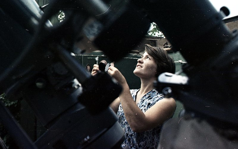 Уссурийская обсерватория. Станция Службы Солнца. Лаборант Вера Сергиенко ведет наблюдения 1966 г.