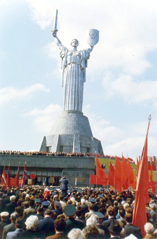Торжественный митинг у подножия скульптуры Родины-Матери. Киев 9 мая 1981 г.