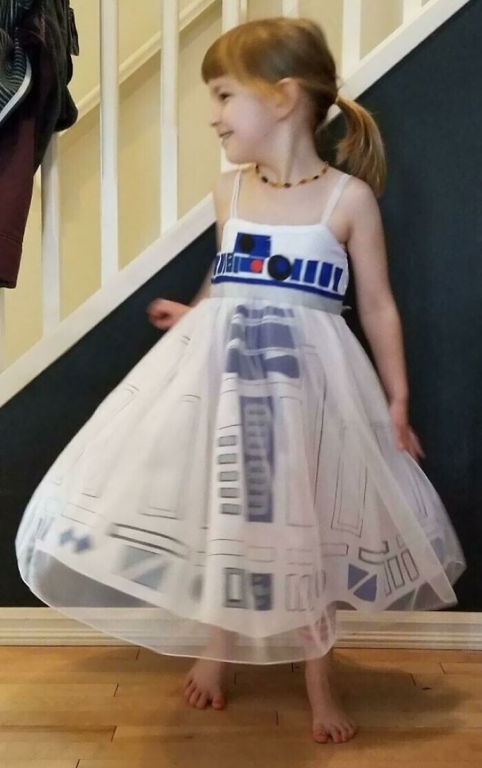 Мама сшила платье для дочки в стиле R2-D2 из "Звёздных войн"