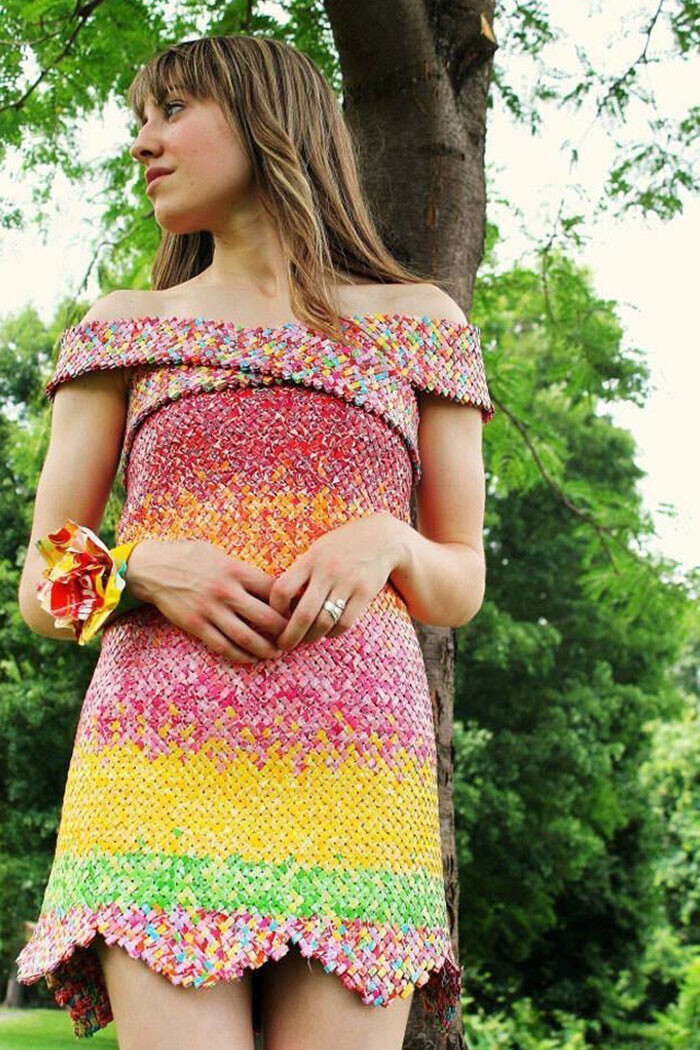 Платье из 10 тысяч упаковок конфеток. Девушка делала его в течение 4 лет