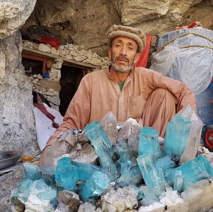 Этот человек нашёл невероятное скопление кварца и аквамарина. Это произошло в шахте Шигар в Пакистане летом 2019 года. Стоимость составила примерно 8 миллионов долларов