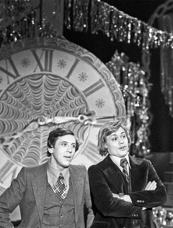 Baлepий Золотуxин и Hиколай Kapaчeнцов — ведyщиe новогоднего «Голyбoго огонька», 1978 год