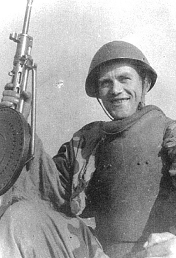 Гвардии старший сержант Боготников из 1-ой гвардейской штурмовой инженерно-саперной бригады 1-го Белорусского фронта. Август 1944 года