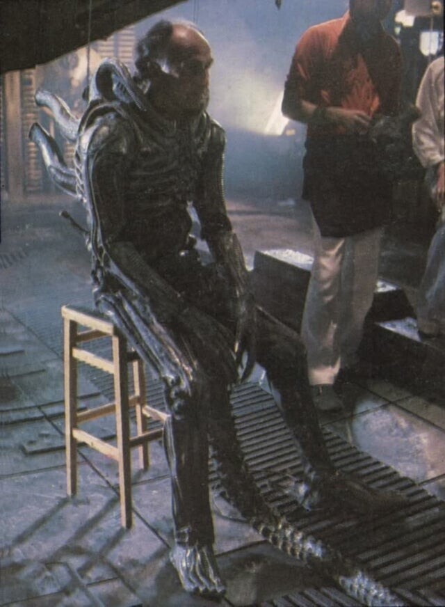 Эдди Пауэлл отдыхает, во время съемок фильма Ридли Скотта "Чужой", 1978 год