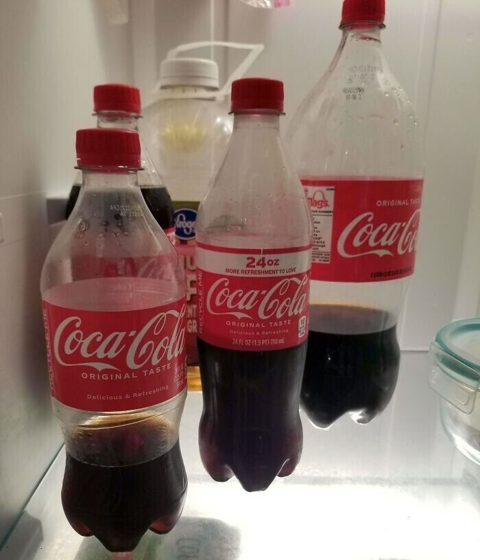 20. "Моя девушка отказывается допивать кока-колу на дне бутылки и открывает следующую"