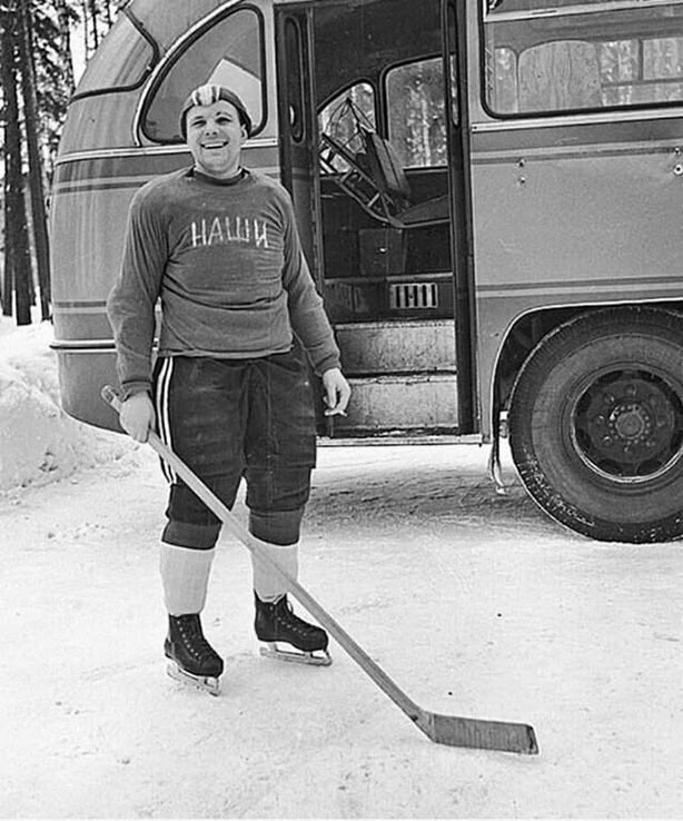 Ю.А. Гагарин играет в хоккей, 1960-е годы