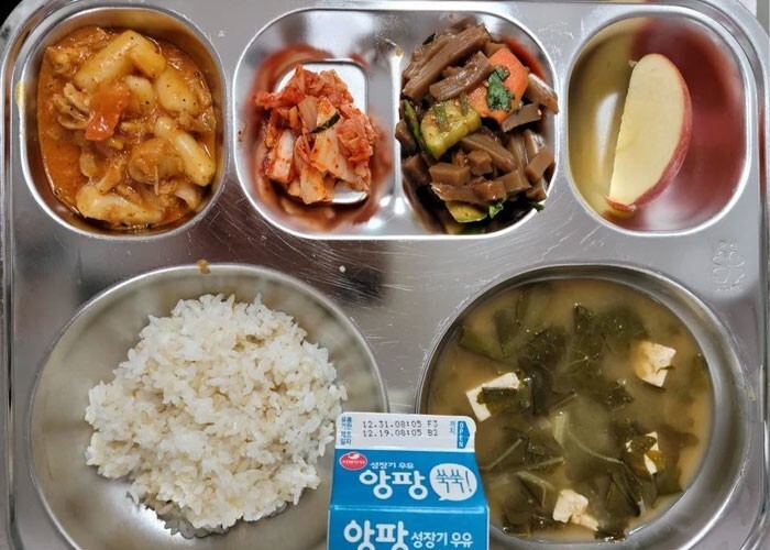 14. Школьный обед для детей начальной школы в Корее