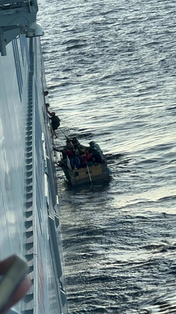 «Круизный лайнер, спасает кубинских беженцев с самодельной лодки»