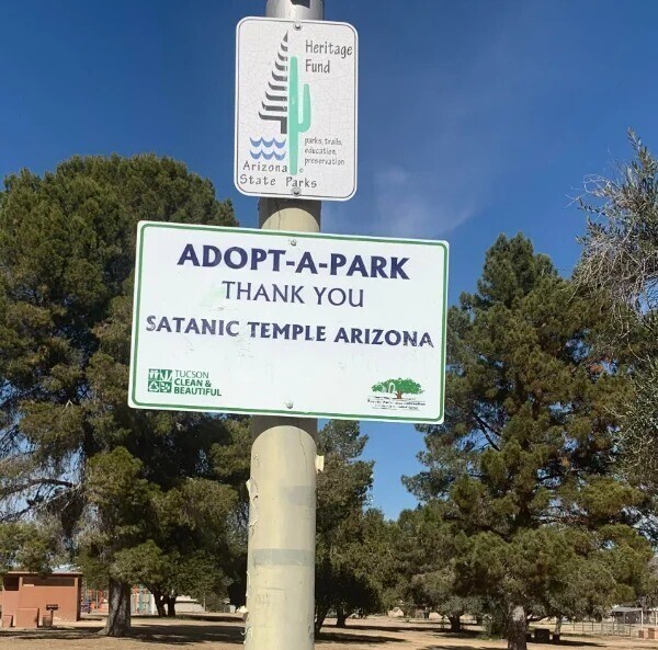 "Парк взят под опеку Сатанистским храмом Аризоны"