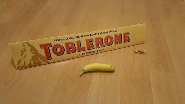 Большая сувенирная шоколадка Toblerone в сравнении со стандартной