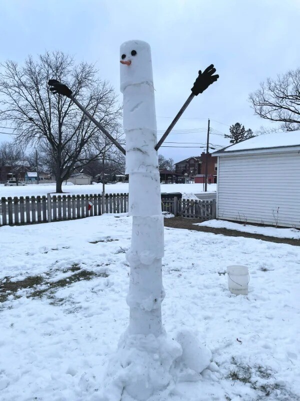 Снежная баба, сделанная с помощью ведра