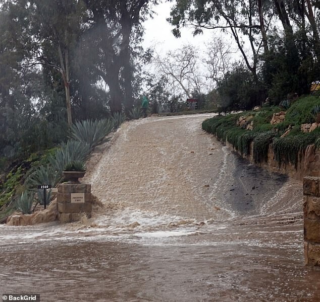 Вот еще одна из дорог в Монтесито, полностью затопленная дождевой водой и больше похожая на реку