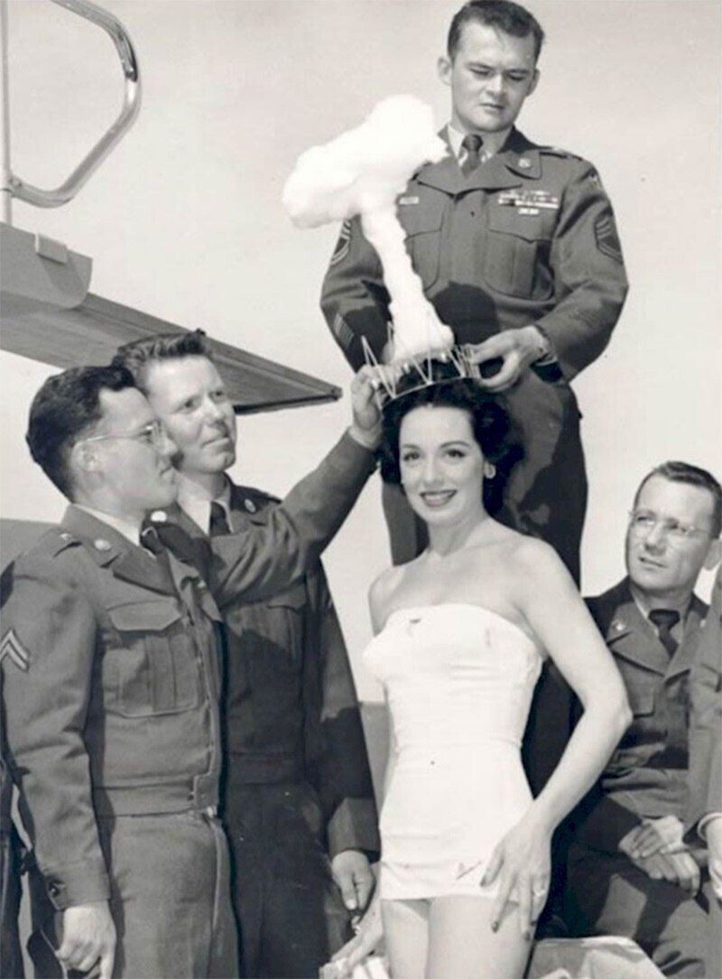 10. Победительница конкурса красоты «Мисс Атомная бомба», Невада, 1955 год