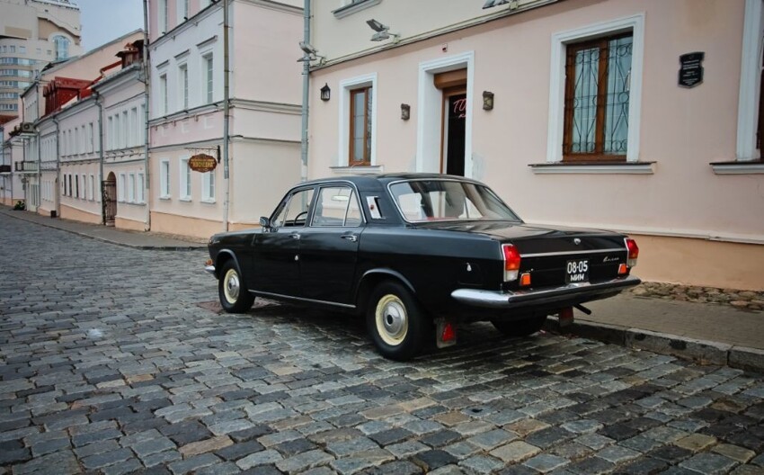 Легендарный советский автомобиль ГАЗ-24 на черных номерах