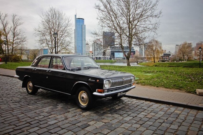 Легендарный советский автомобиль ГАЗ-24 на черных номерах