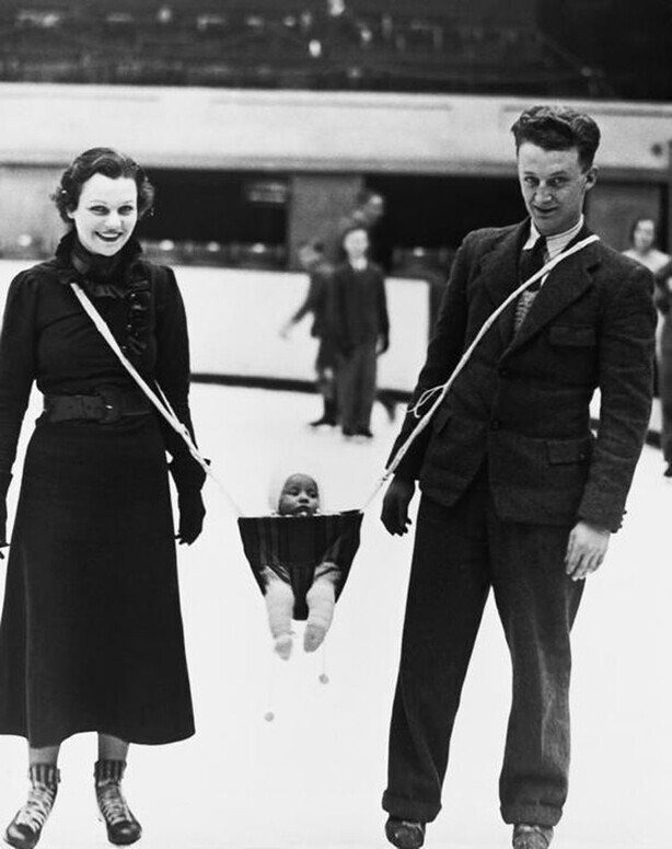Изобретенный в 1937 году хоккеистом, этот держатель для младенцев должен был решить проблему любой пары с ребёнком, которая любит кататься на коньках