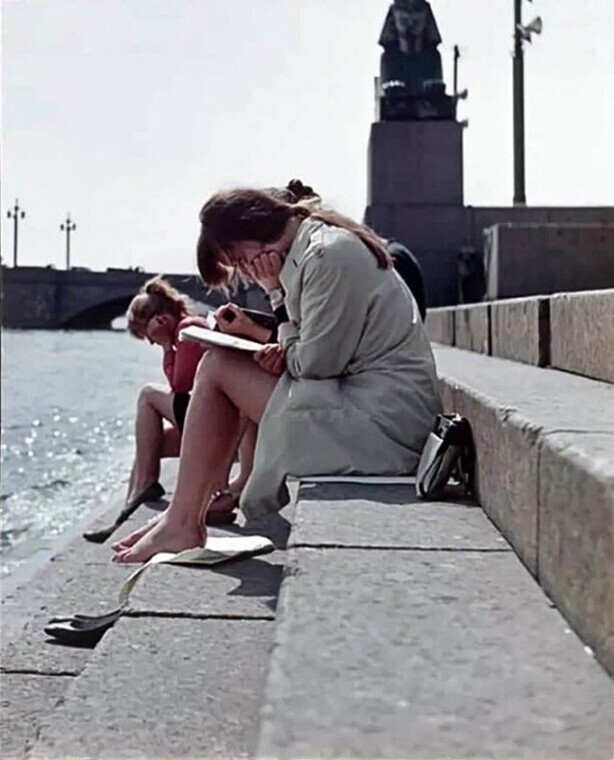 Девушки готовятся к сессии на берегу Невы. Ленинград, 1970 год
