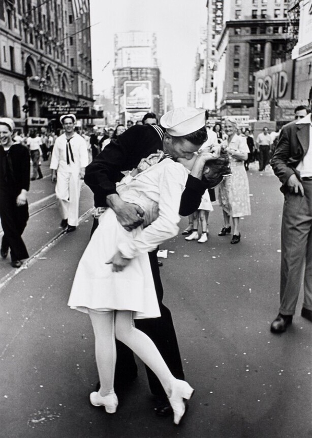 День Победы над Японией на Таймс-сквер. Американский моряк Гленн Макдаффи целует медсестру Эдит Шейн 15 августа 1945 года на Таймс-сквер, Нью-Йорк