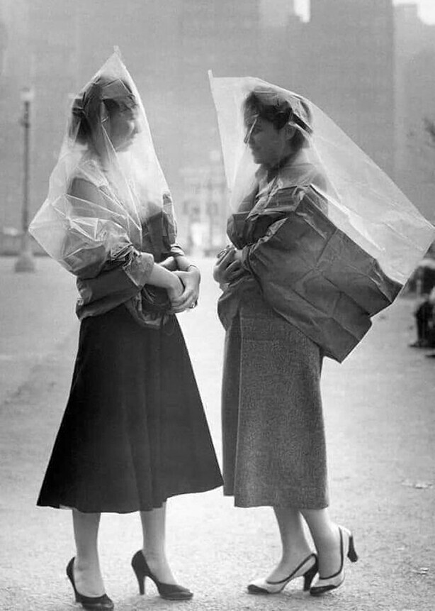 Женщины в специальных накидках для защиты от смога, окружавшего Филадельфию в ноябре 1953 года
