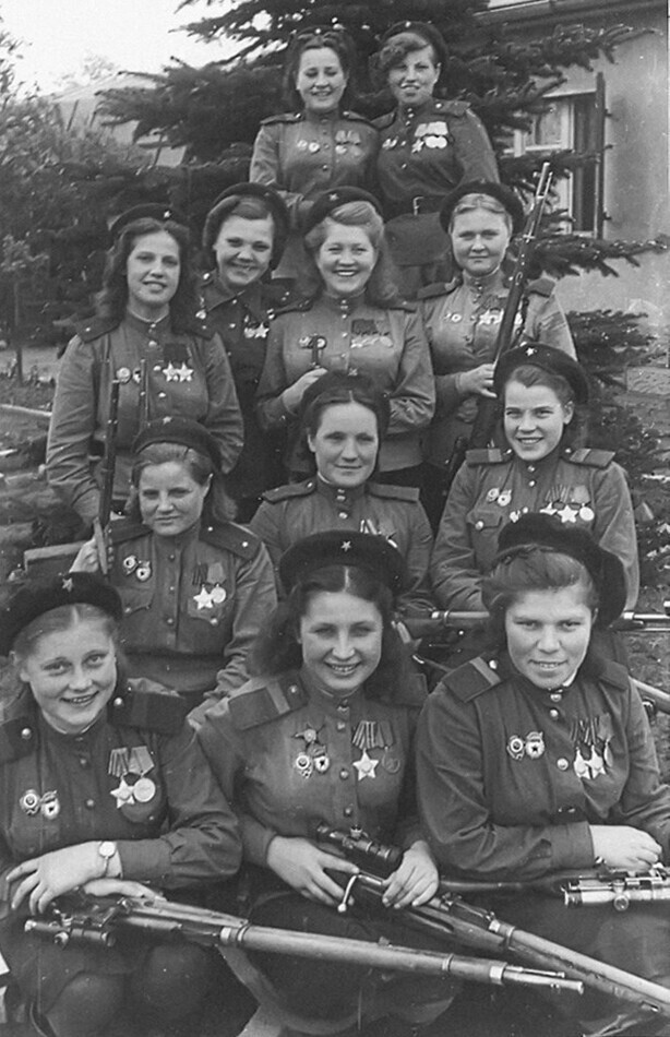 12 советских снайперов, подстреливших 775 немецких солдат во время Второй мировой войны, 1945 год