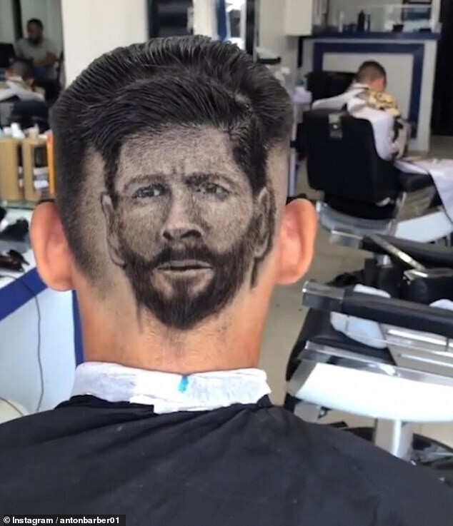 Это уже не первый раз, когда фанаты вдохновляются Месси. Кто-то даже выбривал его портрет на голове, или делал татуировку с его фамилией: