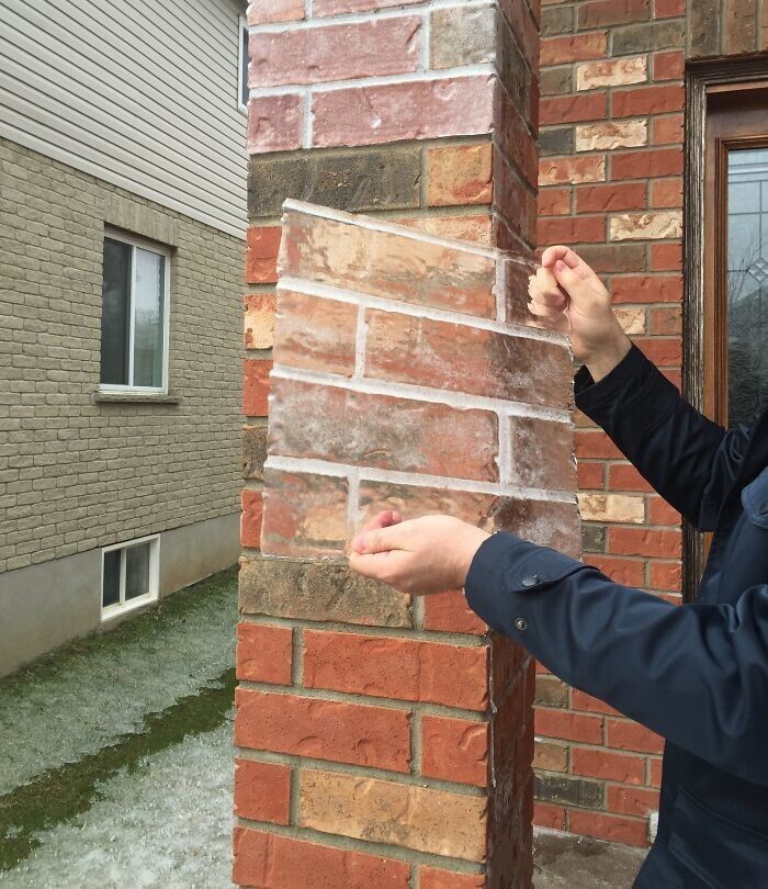 7. "Листы льда, которые отошли от кирпичной стены нашего дома после ледяного дождя"