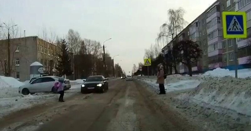 В Чебоксарах водитель Audi сбил ребёнка на пешеходном переходе и не стал вызывать ГИБДД