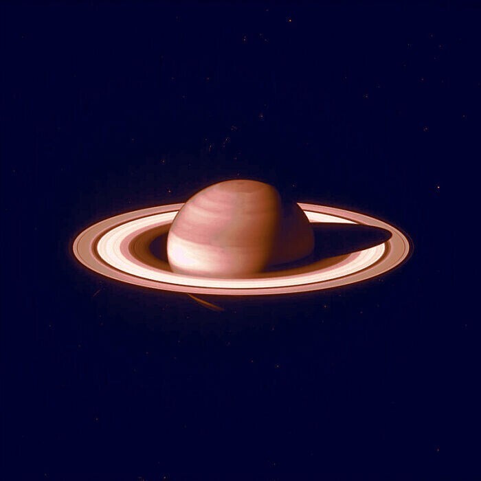 Кольца Сатурна состоят из миллиардов кусков льда и камня. Они разного размера - от размера крупинки соли до небольшой горы