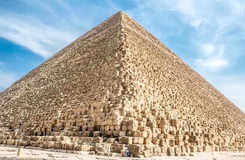 На строительство пирамиды Хеопса ушло 2,3 миллионов известняковых блоков, каждый весом больше 2 тонн. Их добывали в каменоломнях на побережье Нила, а затем на деревянных "санях" тащили к месту строительства